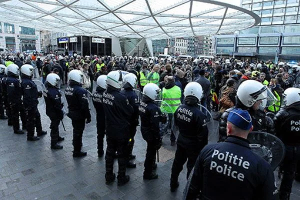 Brüksel'de 'sarı yelekliler' protesto düzenledi