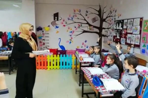 Bu okulda anneler ders veriyor