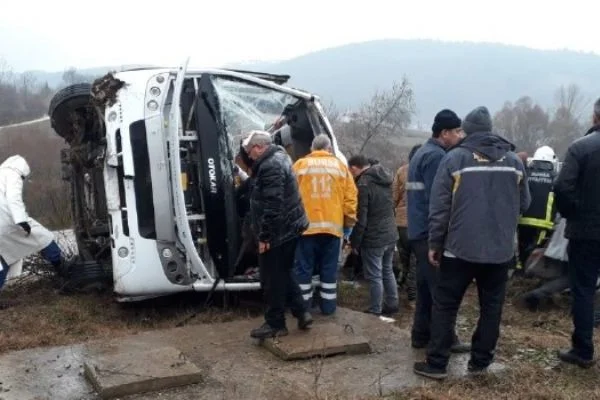 Bursa'da minibüs devrildi: 19 yaralı