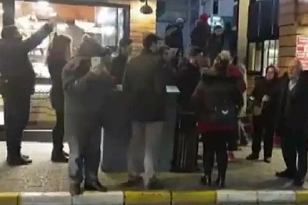 CHP'liler il binası önünde toplandı: İYİ Parti'nin adayına oy vermeyeceğiz
