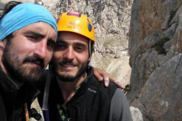 Çığ altında kalan dağcılardan biri kurtarıldı