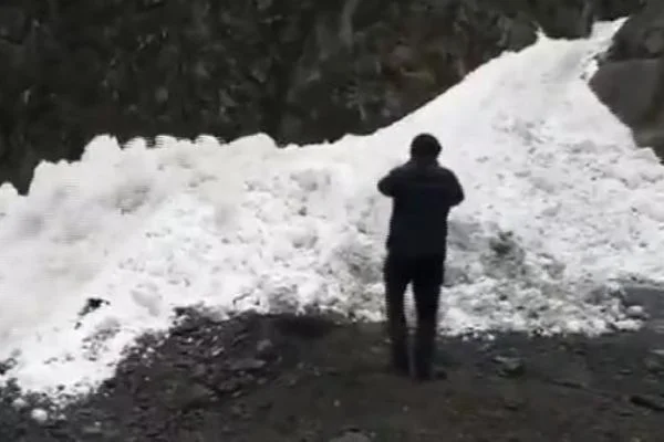 Çığ altında kalan TIR'dan vaktinde çıktı