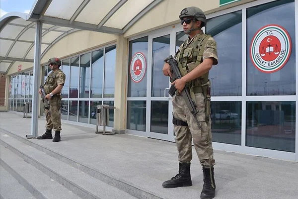 Darbe sanığının 'duruşmayı uzatma' girişimi engellendi
