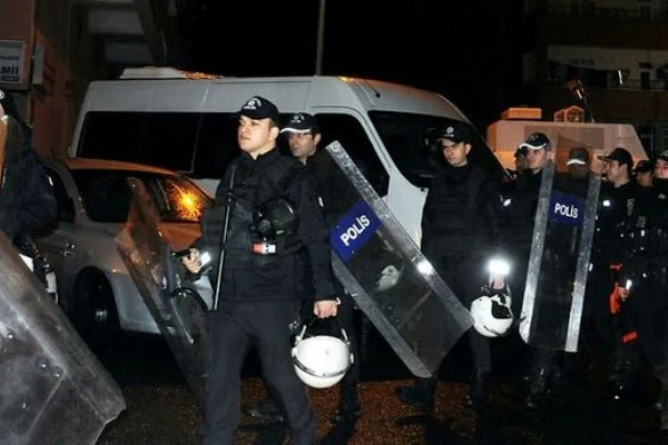 Diyarbakır'da HDP il binasına operasyon: 35 gözaltı