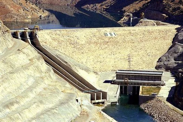 Diyarbakır'da Kral Kızı Barajı'nın kapaklarından biri aşırı yağış dolayısıyla koptu