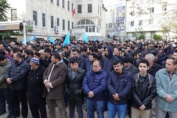 Doğu Türkistanlılar, Çin'in yıkacağı camilerde son Cuma namazını kıldılar