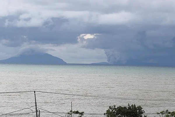 Endonezya'da tsunami bölgesindeki yanardağ için alarm seviyesi yükseltildi