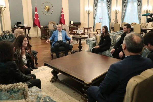 Erdoğan, çaya davet ettiği öğrencileri Külliye'de ağırladı