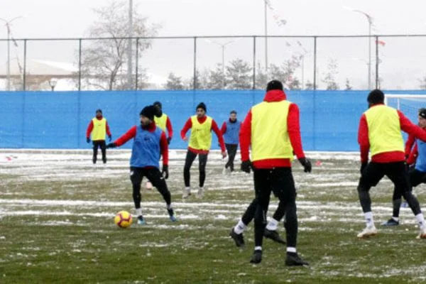 Erzurumspor, kar yağışı altında çalıştı