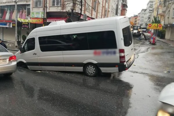 Esenyurt'ta yol çöktü 3 yaralı