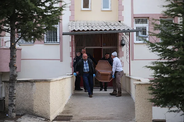Eşini ağır yaralayıp, intihar etti