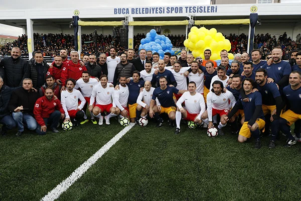 Eski futbolcular, spor tesisi açılışında buluştu