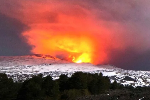Etna Yanardağı'nın kapattığı havalimanı tekrar faaliyette