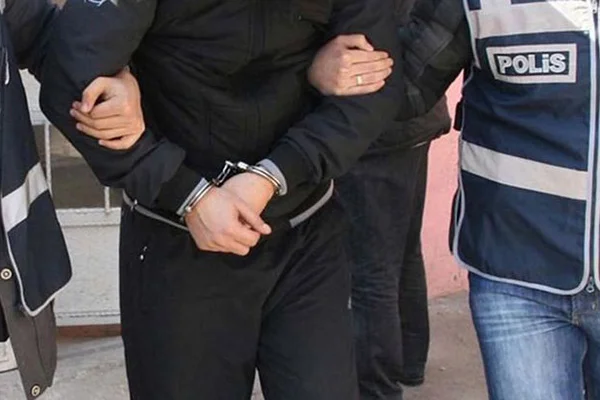 FETÖ zanlısı üzerindeki sahte kimliği gizlemeye çalışırken yakalandı