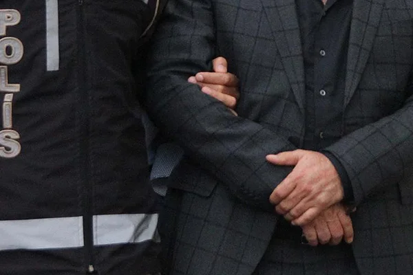 FETÖ zanlısı üzerindeki sahte kimliği gizlemeye çalışırken yakalandı