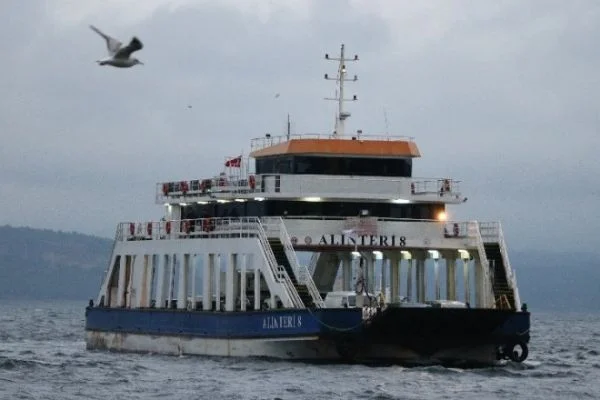 Fırtına, feribot seferlerini iptal etti