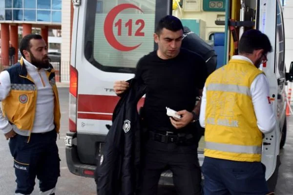 Hastaneye götürülmek istenilen şizofreni hastası polise saldırdı