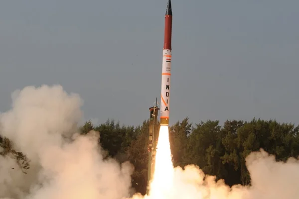 Hindistan, nükleer başlık taşıyabilen Agni-4 füzesini test etti