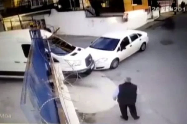 Hırsızlar önüne çıkan arabayı ezip kaçtı