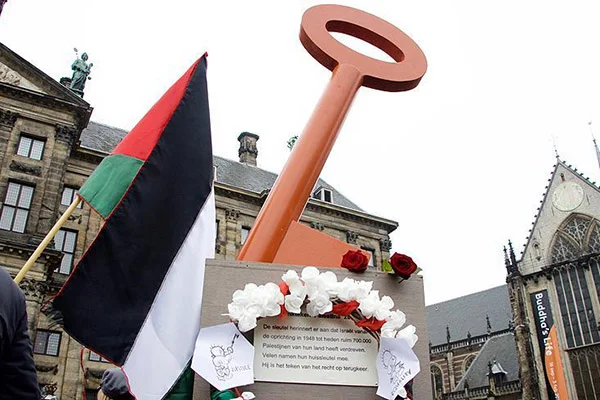Hollanda'da Filistinlilerin 'Dönüş Anahtarı' anıtı sergilendi