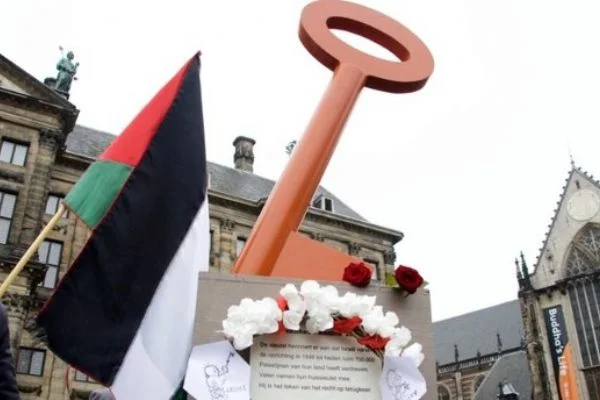 Hollanda'da Filistinlilerin 'Dönüş Anahtarı' anıtı sergilendi