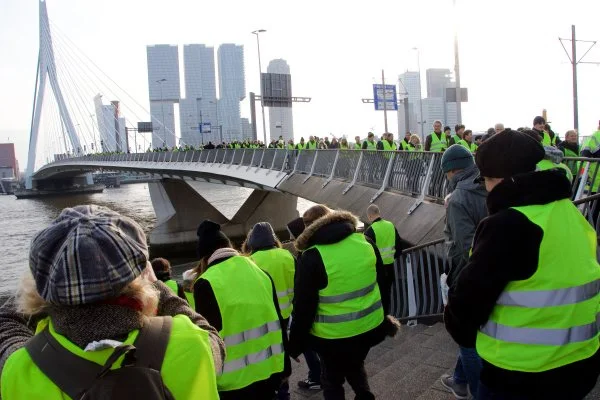Hollanda'da sarı yeleklilerden protesto gösterisi