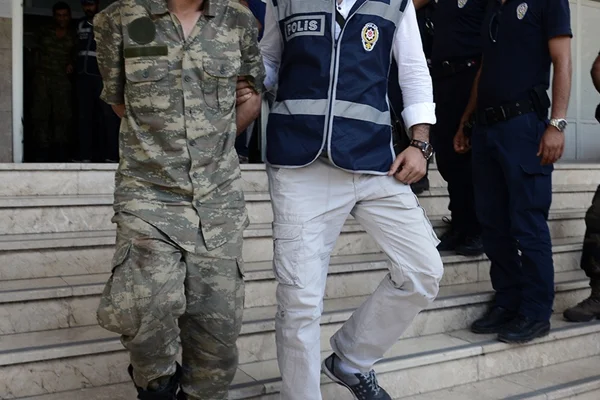 İhraç edilen FETÖ üyesi askerler Yunanistan'a kaçarken yakalandılar