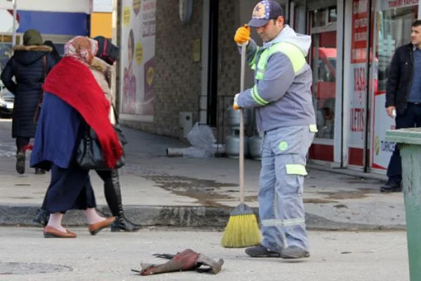 İki ilde şiddetli rüzgar çatıları uçurdu, camları kırdı