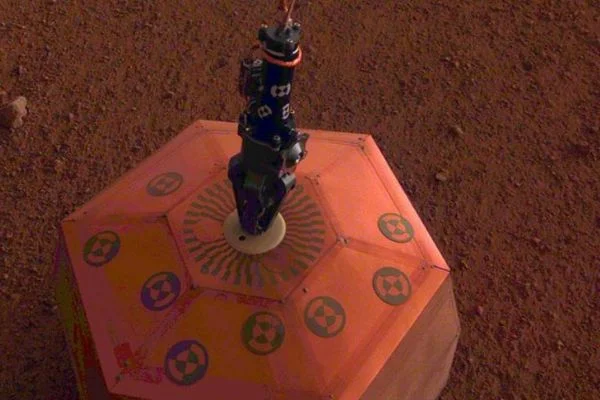 InSight Mars yüzeyine depremölçer indirdi