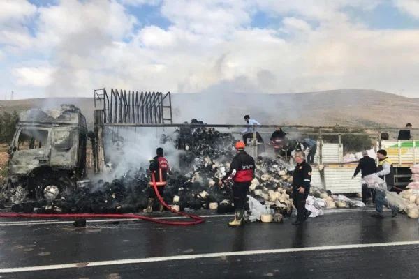 İplik yüklü TIR yandı