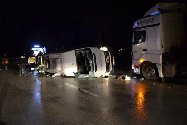 İşçi servisi TIR'la çarpıştı, ölü ve yaralılar var