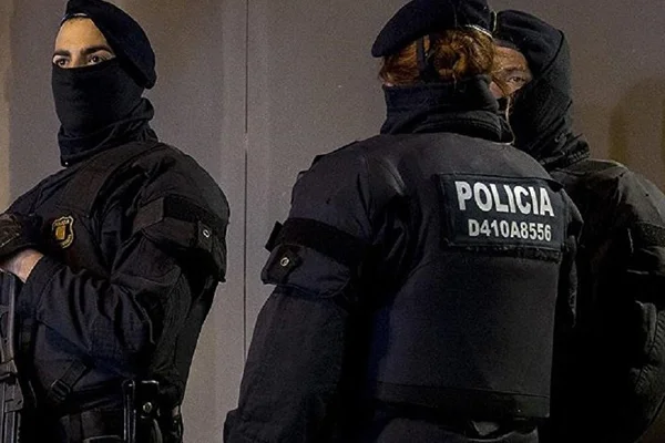 İspanya'yı ayağa kaldıran görüntü: Polis evsiz genci darp etti, köpeğini vurdu