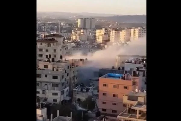 İsrail bir oğlu şehit 5'i hapishanede olan annenin evini yıktı