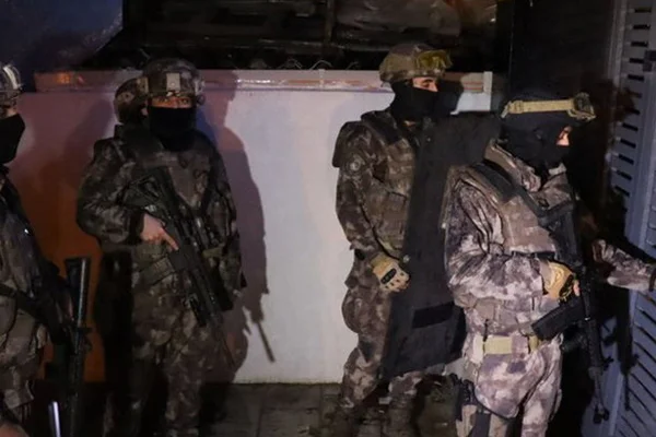İstanbul polisinden şafak baskını