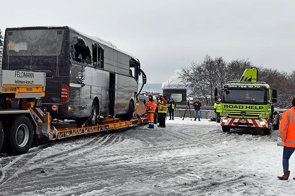 İsviçre'de turistleri taşıyan otobüs kaza yaptı: Ölü ve yaralılar var