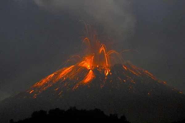 İtalya'da Etna'dan sonra Stromboli Yanardağı da faaliyete geçti