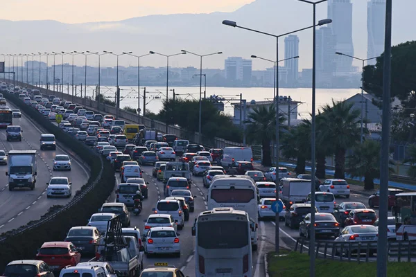 İZBAN'daki grev İzmir'in trafiğini felç etti