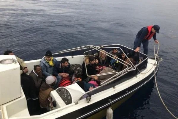İzmir Çeşme'de 23 düzensiz göçmen yakalandı