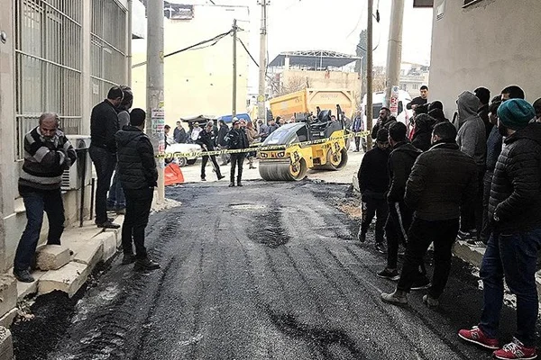 İzmir'de asfalt silindirinin altında kalan kişi hayatını kaybetti