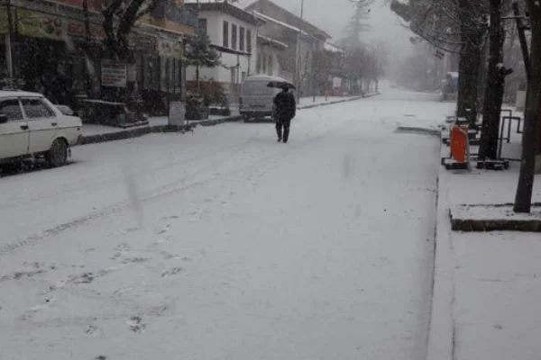 İzmir'de kar yağışı vatandaşları şaşırttı!