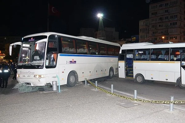 İzmir'de tur otobüsü kaldırımdaki yayalara çarptı: Ölü ve yaralılar var