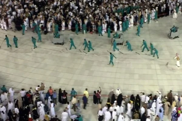 Kabe'nin temizliği ilginç bir şekilde yapılıyor