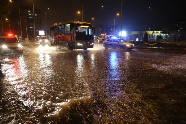 Kahramanmaraş'ta sağanak yağış hayatı olumsuz etkiledi