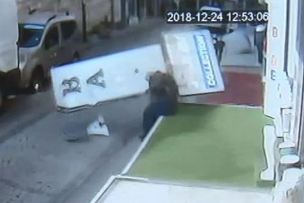 Kaldırımda oturan adamın üstüne reklam panosu düştü