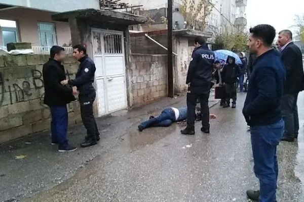 Kanlar içerisinde yere yığılan şahsı mahallelinin elinden polis kurtardı
