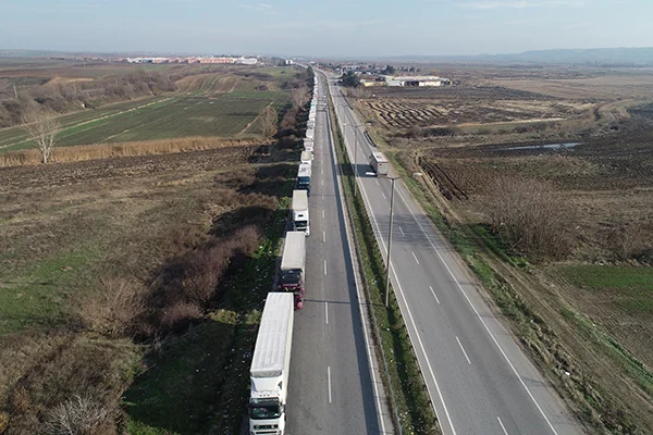 Kapıkule'de 13 kilometre tır kuyruğu