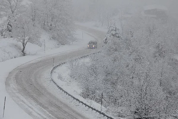Kar ve tipi nedeniyle 40 yol ulaşıma kapandı