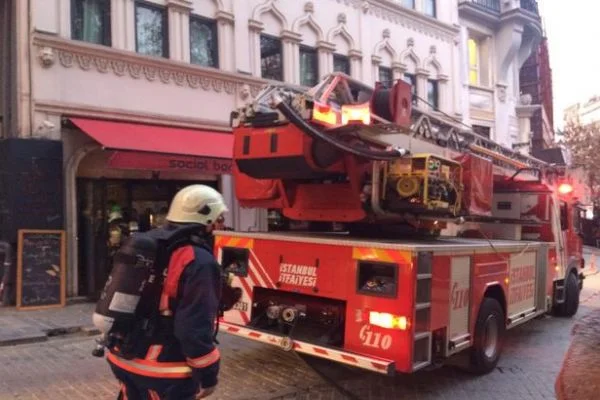 Karaköy'de bir otelde yangın çıktı