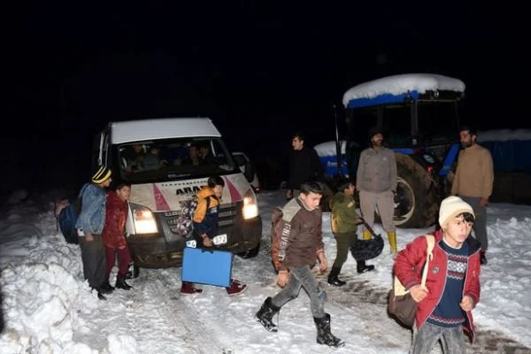 Karda mahsur kalan öğrencilerin imdadına ekipler yetişti