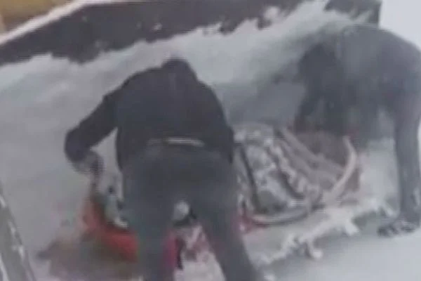 Kars'ta tipide mahsur kalan kadın hasta, kepçeyle ambulansa taşındı